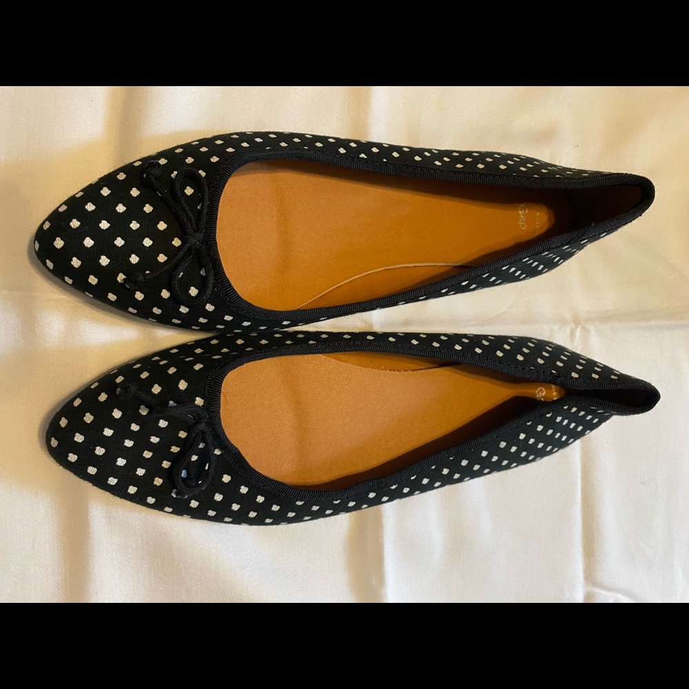 Gap Black and White Flats NWOT